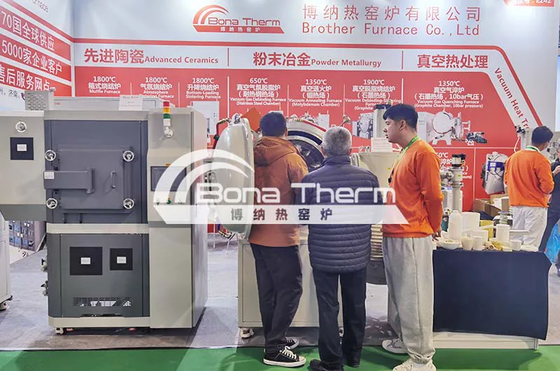展会现场客户在咨询1350℃真空钎焊炉